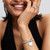 Modelo luciendo el Anillo Pandora Corazón Grabable en plata de ley color plateado combinado con otras joyas - 193988C00