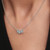 Modelo luciendo el Amando el Collar Pandora Halo de plata de ley y circonitas transparentes - 393776C01