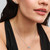 Modelo luciendo el Amando el Collar Pandora Halo de plata de ley y circonitas transparentes - 393776C01
