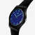 Vista lateral detallada del Reloj Swatch Grace in Time con esfera azul y brazalete de silicona negra - LB188