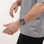 Modelo luciendo el Reloj Swatch Sea Wasp con brazalete de silicona y esfera azul en vista lateral - SSCU09N100