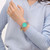 Modelo luciendo el Reloj Swatch Mother Like No Other con esfera verde y brazalete de acero inoxidable - SS08Z106G