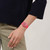 Modelo luciendo el Reloj Swatch Wavelengths of Coral con esfera rosa y correa de silicona - SO28P114
