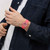 Modelo luciendo el Reloj Swatch Wavelengths of Coral con esfera rosa y correa de silicona en vista de muñeca - SO28P114