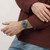 Modelo luciendo vista frontal del Reloj Swatch Wavelengths of Moss con esfera verde y correa de silicona - SO28L100