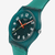 Vista lateral en primer plano del Reloj Swatch Wavelengths of Moss con esfera verde y correa de silicona - SO28L100