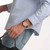 Modelo luciendo el Reloj Swatch Alpine Berry con caja chapada y esfera dorada - SYXG131