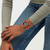 Modelo luciendo vista frontal del Reloj Swatch Camo Flash con esfera azul y brazalete de silicona naranja - SUSI400