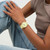 Modelo luciendo el Reloj Swatch Citrus Tilt con brazalete de silicona y esfera amarilla en vista frontal - SO29J102