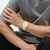 Modelo luciendo el Reloj Swatch Citrus Tilt con brazalete de silicona y esfera amarilla en vista general - SO29J102
