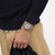 Modelo luciendo el Reloj Swatch Getting Meshy con brazalete de malla de acero y esfera gris - SS07S152M