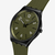 Vista lateral en primer plano del Reloj Swatch Hint of Pine con caja negra y esfera verde - SS07B115
