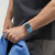 Modelo luciendo en primer plano el Reloj Swatch Blue Moves con brazalete de silicona azul y esfera negra - SO29L101