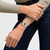 Modelo luciendo el Reloj Swatch Hazel Delight con esfera beis y brazalete de silicona marrón - SYXS158