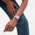 Vista lateral en muñeca del Reloj Swatch Lavendaze con brazalete de silicona y esfera violeta - SO29V101