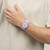 Modelo luciendo en primer plano el Reloj Swatch Lavendaze con brazalete de silicona y esfera violeta - SO29V101