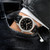 Modelo luciendo el Khaki Field Kit con brazalete Murph 42 mm en la muñeca - H70605732