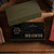 Khaki Field Kit con brazalete Murph 42 mm en su estuche especial sobre fondo de madera - H70605732