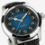 Detalle inclinado del Khaki Field Murph 38 mm con esfera azul y caja de acero - H70405740