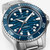 Vista detallada de la esfera del Reloj Hamilton Khaki Navy Scuba Auto 40 mm con brazalete de acero y esfera azul - H82425140