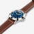 Vista lateral del Khaki Field King Day-Date 40 mm con brazalete de piel marrón y esfera azul - H64475540
