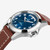 Vista detallada del Khaki Field King Day-Date 40 mm con brazalete de piel marrón y esfera azul - H64475540