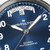Vista de la esfera del Khaki Field King Day-Date 40 mm con brazalete de piel marrón y esfera azul - H64475540