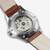 Vista trasera del Khaki Field King Day-Date 40 mm con brazalete de piel marrón y esfera azul - H64475540