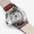 Vista trasera del fondo visto del Reloj Hamilton Khaki Field King Day-Date 40 mm con movimiento automático - H64475560