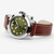 Vista lateral del Reloj Hamilton Khaki Field King Day-Date 40 mm mostrando la caja y la correa de piel - H64475560