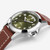 Vista en primer plano de la caja y esfera verde del Reloj Hamilton Khaki Field King Day-Date 40 mm - H64475560