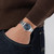 Modelo luciendo el Jazzmaster Quartz 32 mm con brazalete de acero y esfera azul - H32301141