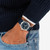Modelo luciendo el Reloj Hamilton Khaki Field Quartz 38 mm con esfera azul y correa de tejido azul - H69401940