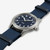 Vista lateral en ángulo del Reloj Hamilton Khaki Field Quartz 38 mm con esfera azul y correa de tejido azul - H69401940