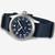 Vista lateral alternativa del Reloj Hamilton Khaki Field Quartz 38 mm con esfera azul y correa de tejido azul - H69401940