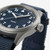 Detalle de la corona y caja del Reloj Hamilton Khaki Field Quartz 38 mm con esfera azul y correa de tejido azul - H69401940