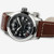 Vista lateral de la corona del Reloj Khaki Field Auto con caja de acero y esfera negra - H70455533