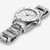 Vista lateral del Khaki Navy Scuba Quartz con brazalete de acero y esfera blanca - H82221110