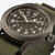 Detalle en vista cercana del Reloj Khaki Field Mechanical con esfera marrón y números claros - H69449961