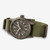 Vista lateral izquierda del Reloj Khaki Field Mechanical mostrando la caja de acero chapado - H69449961