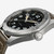 Detalle de la corona del Khaki Field Expedition Auto con esfera negra y brazalete de piel - H70315830