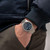 Modelo luciendo el Khaki Field Titanium Auto con brazalete de titanio y esfera azul - H70545140