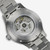 Vista trasera del fondo visto del Khaki Field Titanium Auto con brazalete de titanio y esfera azul - H70545140