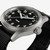 Detalle de la corona del Khaki Field Quartz 38 mm con esfera negra y brazalete de textil - H69401430