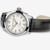 Vista lateral del Khaki Field Murph 38mm con brazalete de piel y esfera blanca - H70405710