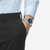 Modelo luciendo el Reloj Tissot PRX 41mm con brazalete de acero y esfera azul - T1374171104100