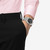 Modelo luciendo el Reloj Tissot PRX 41mm con esfera negra y brazalete de acero en la muñeca - T1374171105100