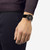 Modelo luciendo el Reloj Tissot Supersport Chrono 42mm con esfera negra y brazalete de caucho - T1254172705100