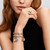 Modelo luciendo joyas Pandora que incluyen el Charm Medallón Mariposa y anillos a juego - 764803C01