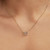 Modelo luciendo el Collar Círculos Entrelazados Cuentas y Pavé en plata de ley y chapado en oro - 364825C01